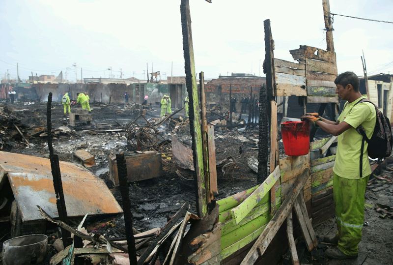 Fire in Callao shantytown destroys dozens of homes