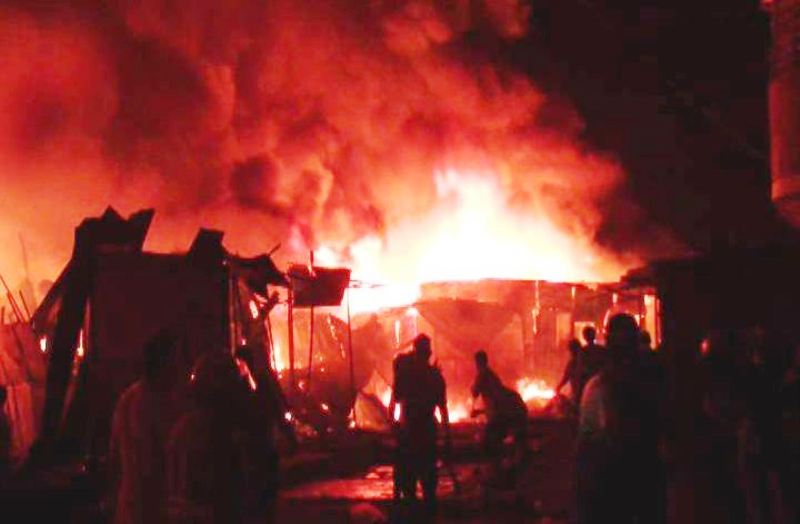 Breña: massive fire destroys market near Hospital del Niño