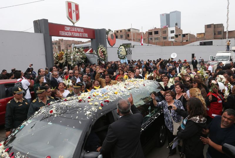 Historic soccer figure and politician dies in Peru