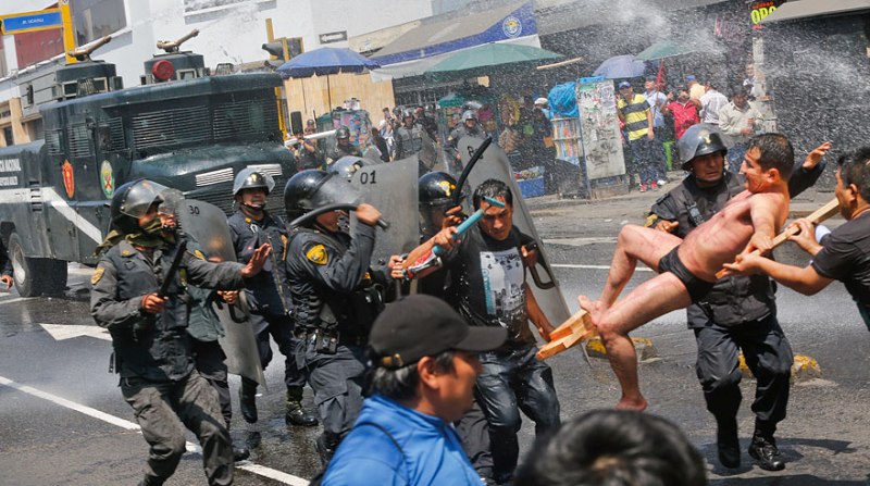 Judicial employees battle police in downtown Lima protest
