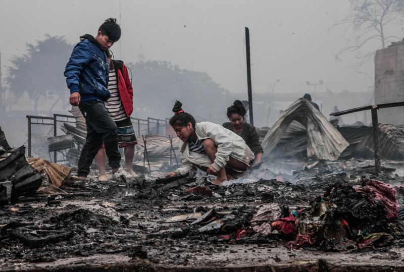 Thousands homeless after fire destroys shantytown in downtown Lima